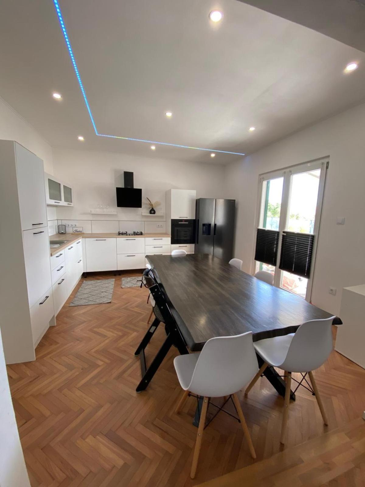 Apartment Milena Kastela Mit Whirlpool Esterno foto